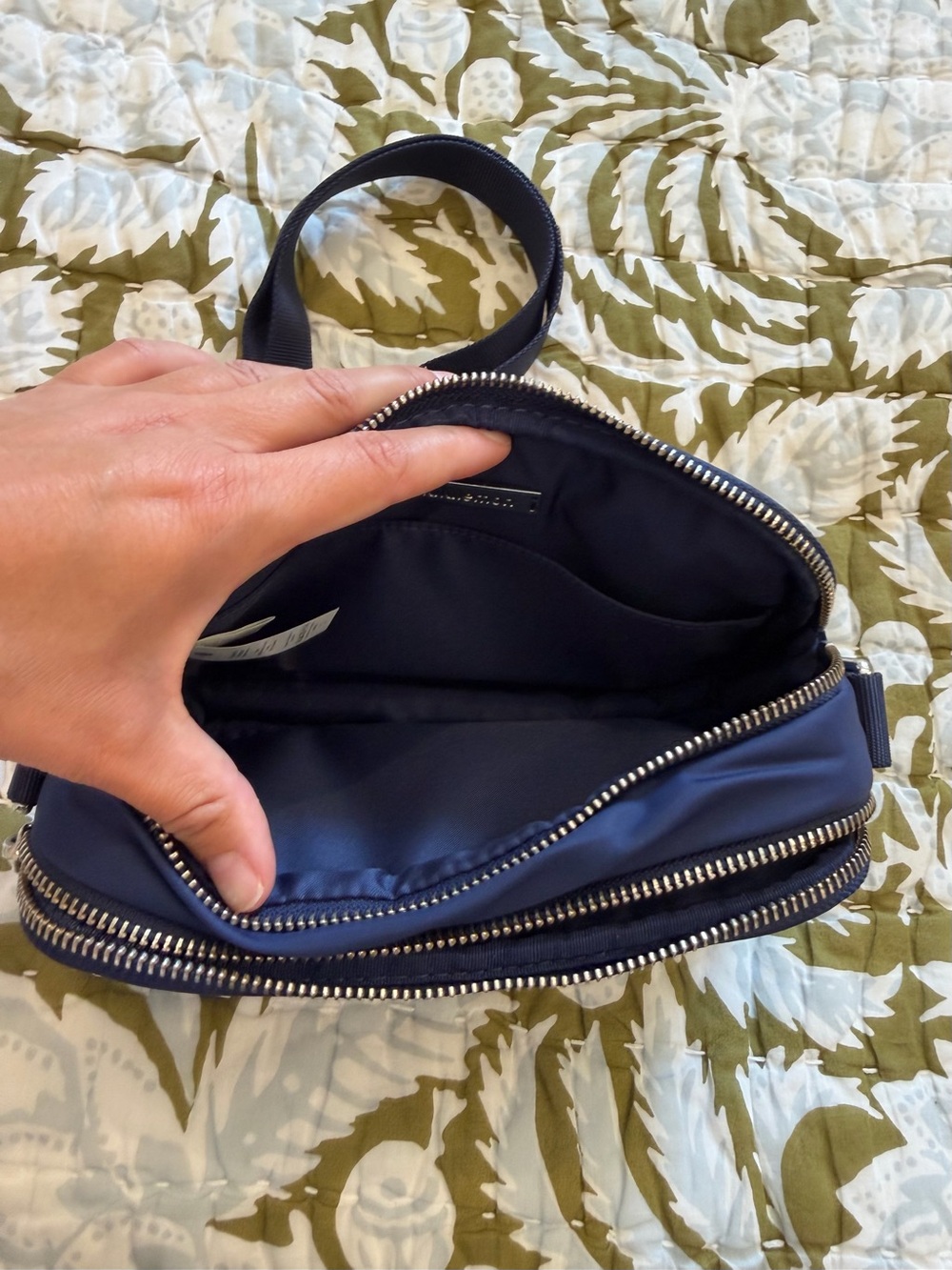Lululemon Crossbody Camera Bag 2L - Picture 2 of 8